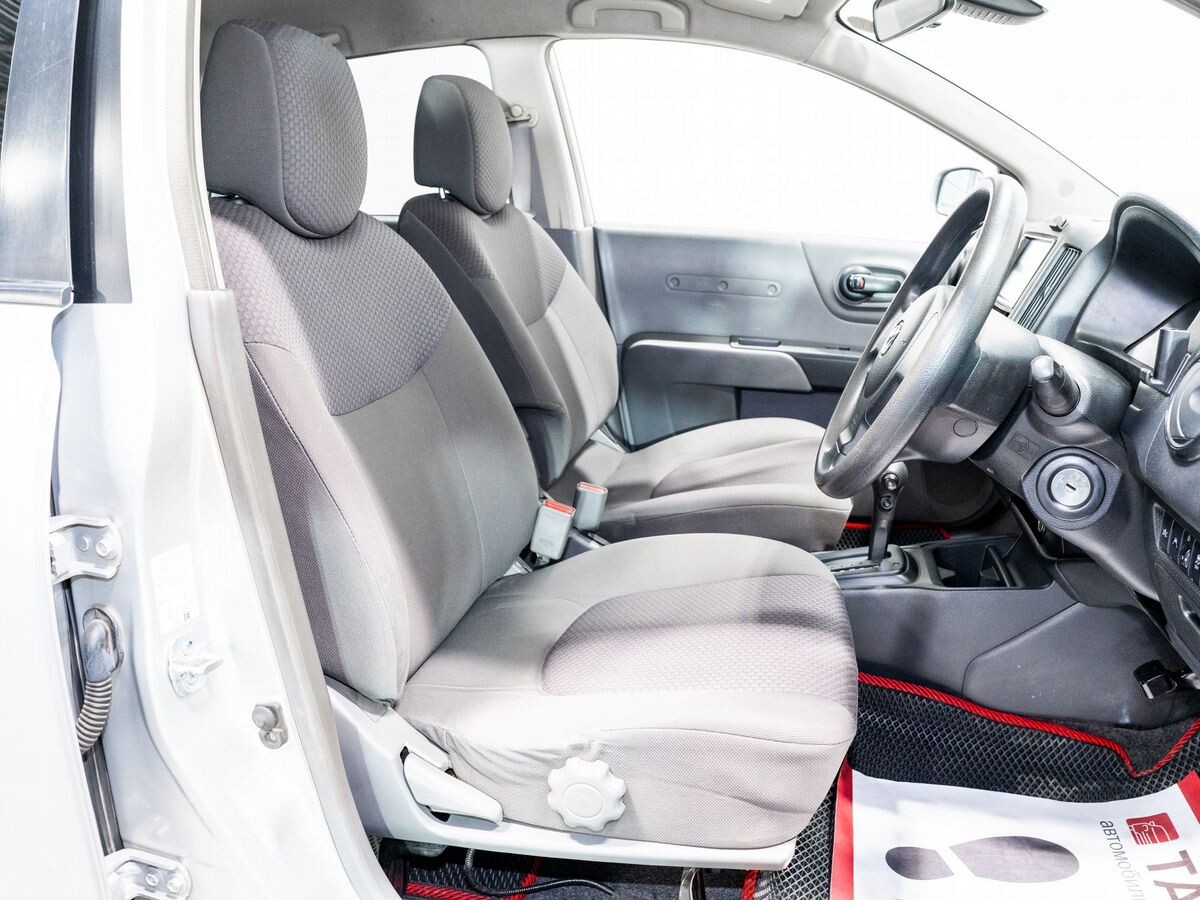 Mazda Familia 2017 - фото автомобиля