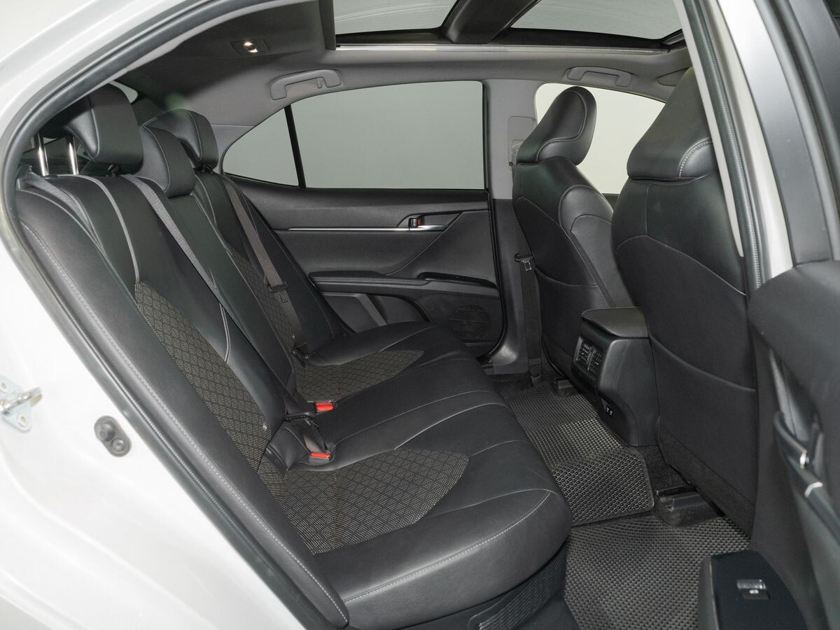 Toyota Camry 2018 - фото автомобиля