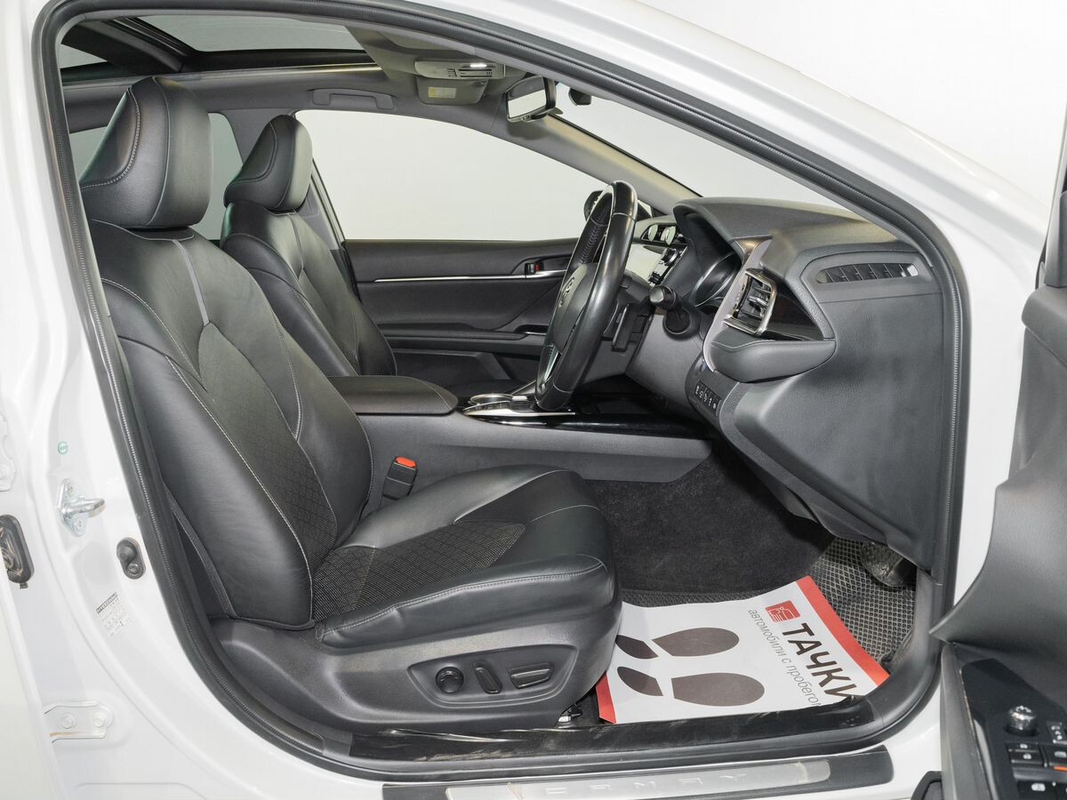 Toyota Camry 2018 - фото автомобиля
