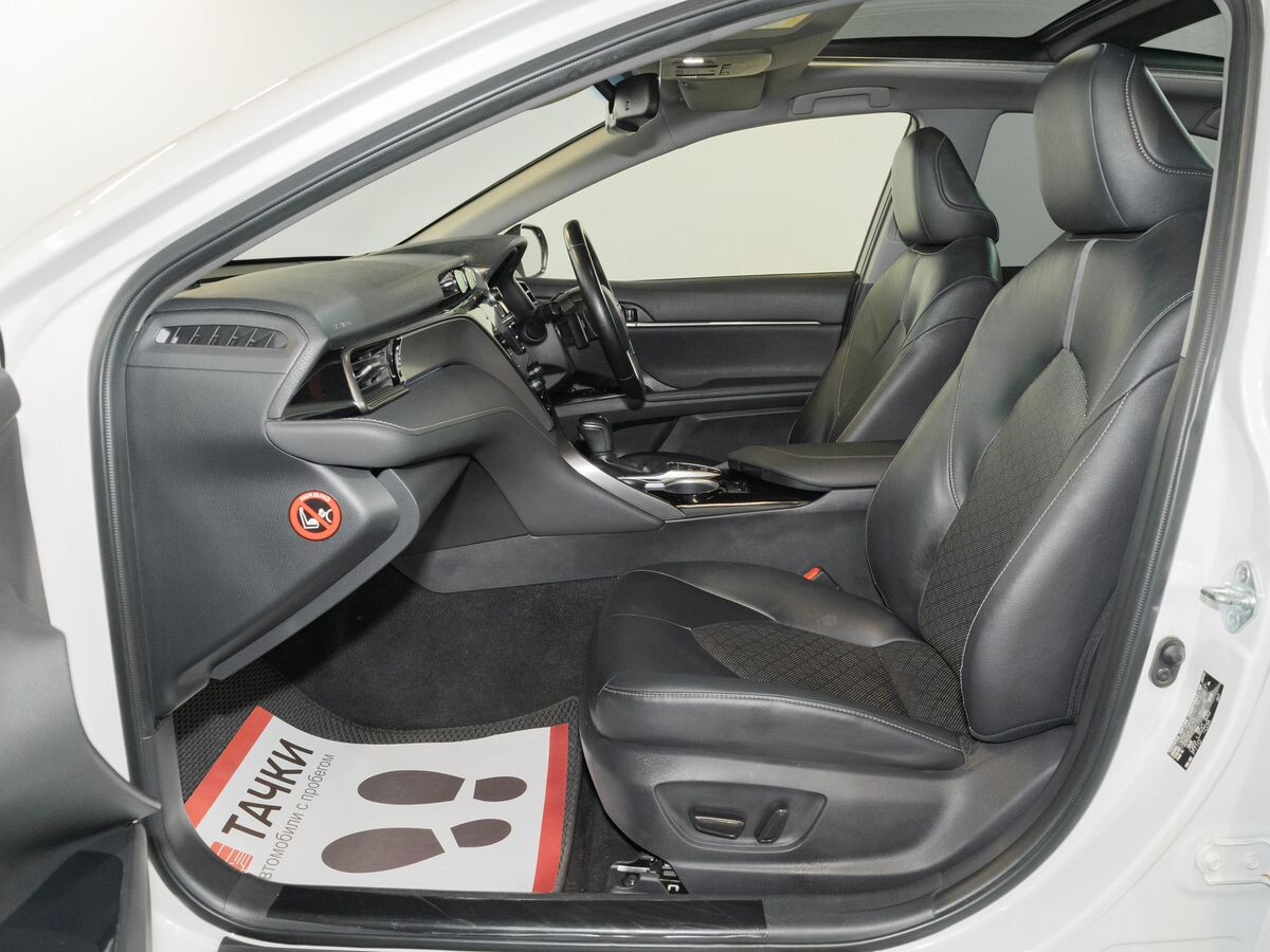 Toyota Camry 2018 - фото автомобиля