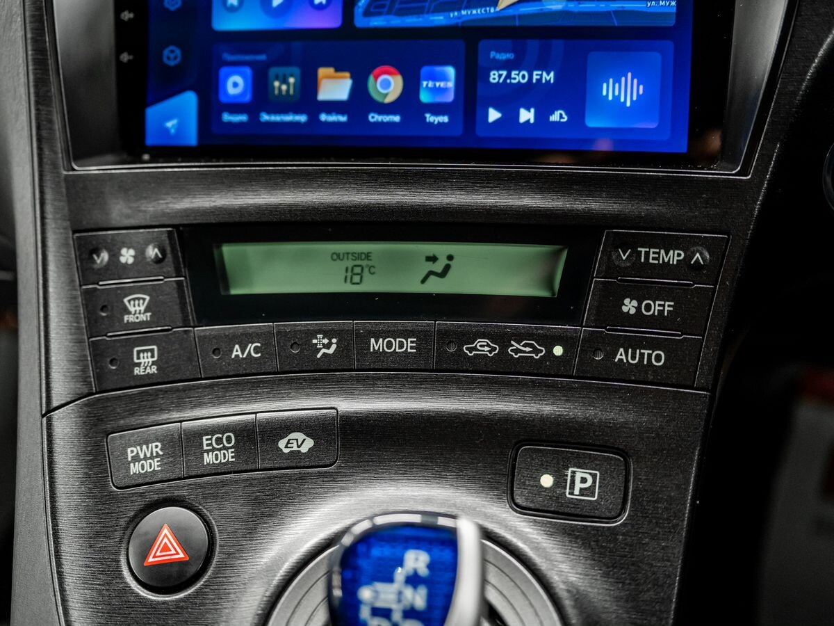 Toyota Prius 2010 - фото автомобиля