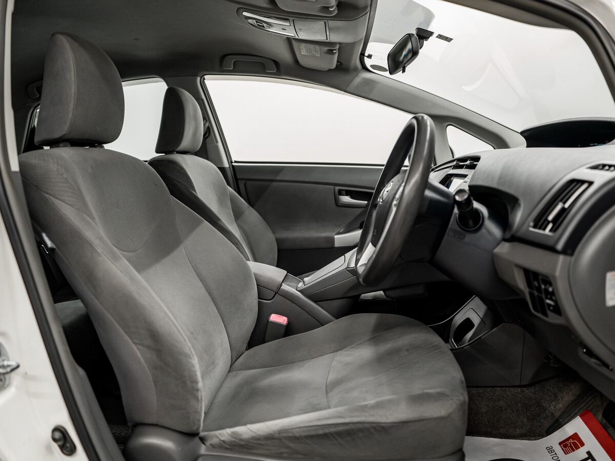 Toyota Prius 2010 - фото автомобиля