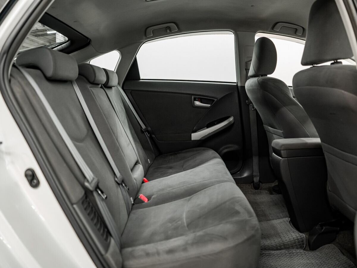 Toyota Prius 2010 - фото автомобиля