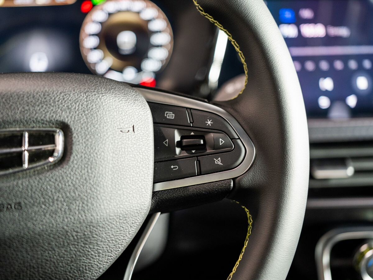 Geely Tugella 2023 - фото автомобиля