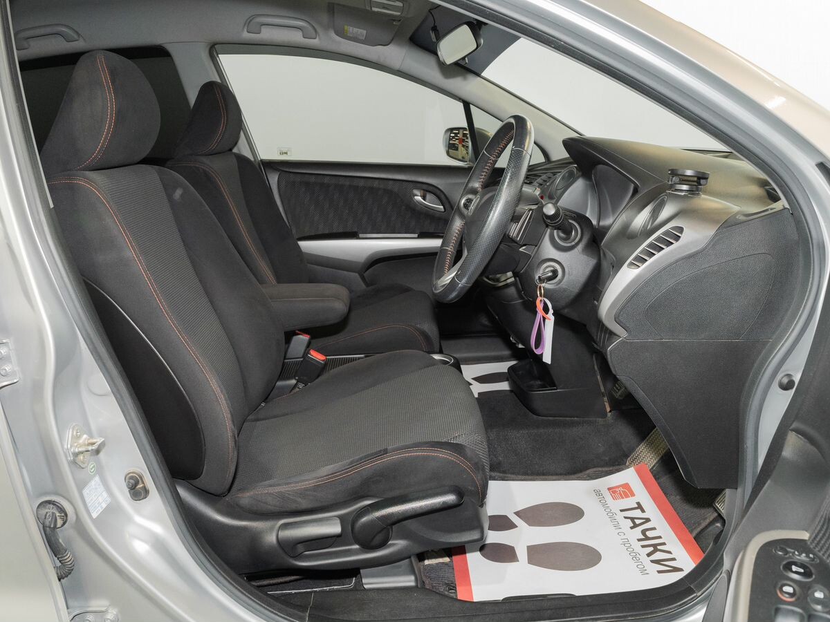 Honda Stream 2011 - фото автомобиля