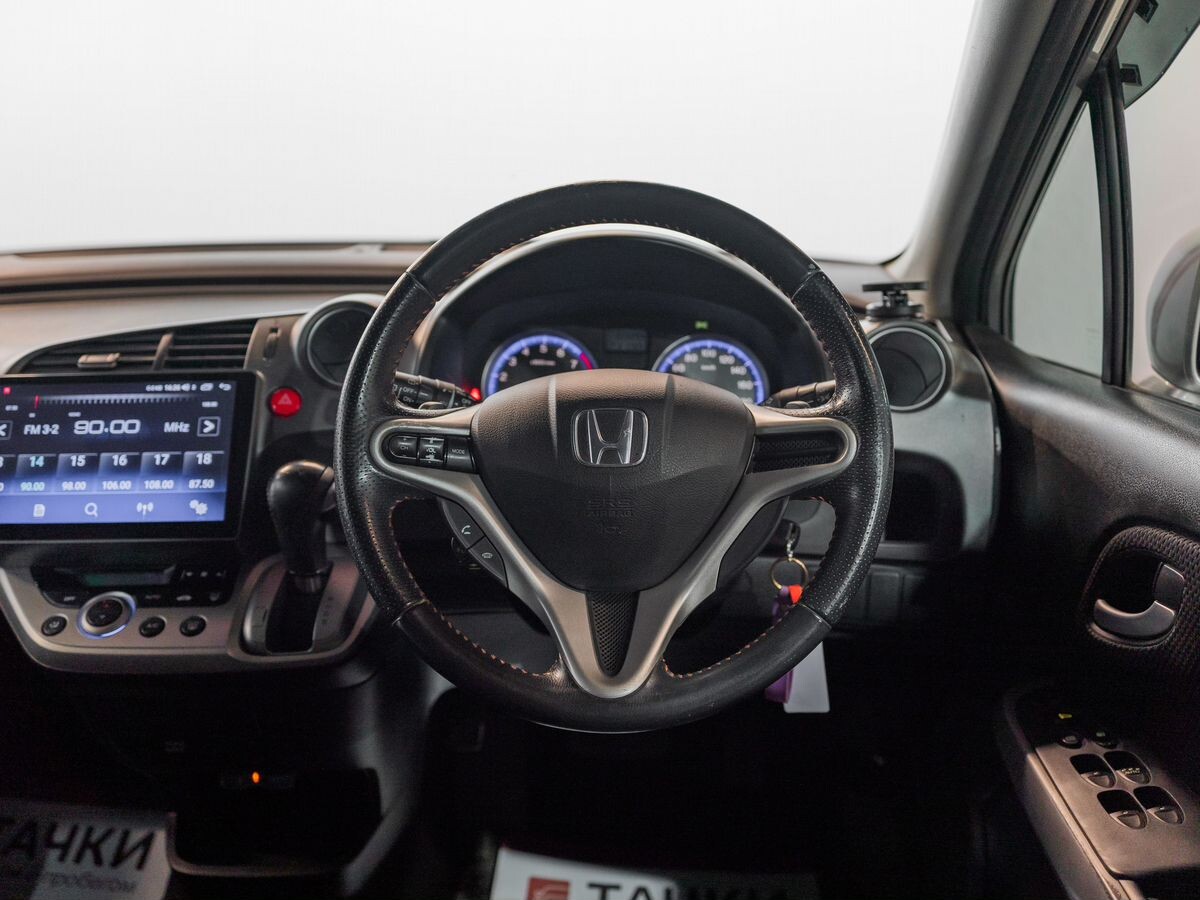 Honda Stream 2011 - фото автомобиля