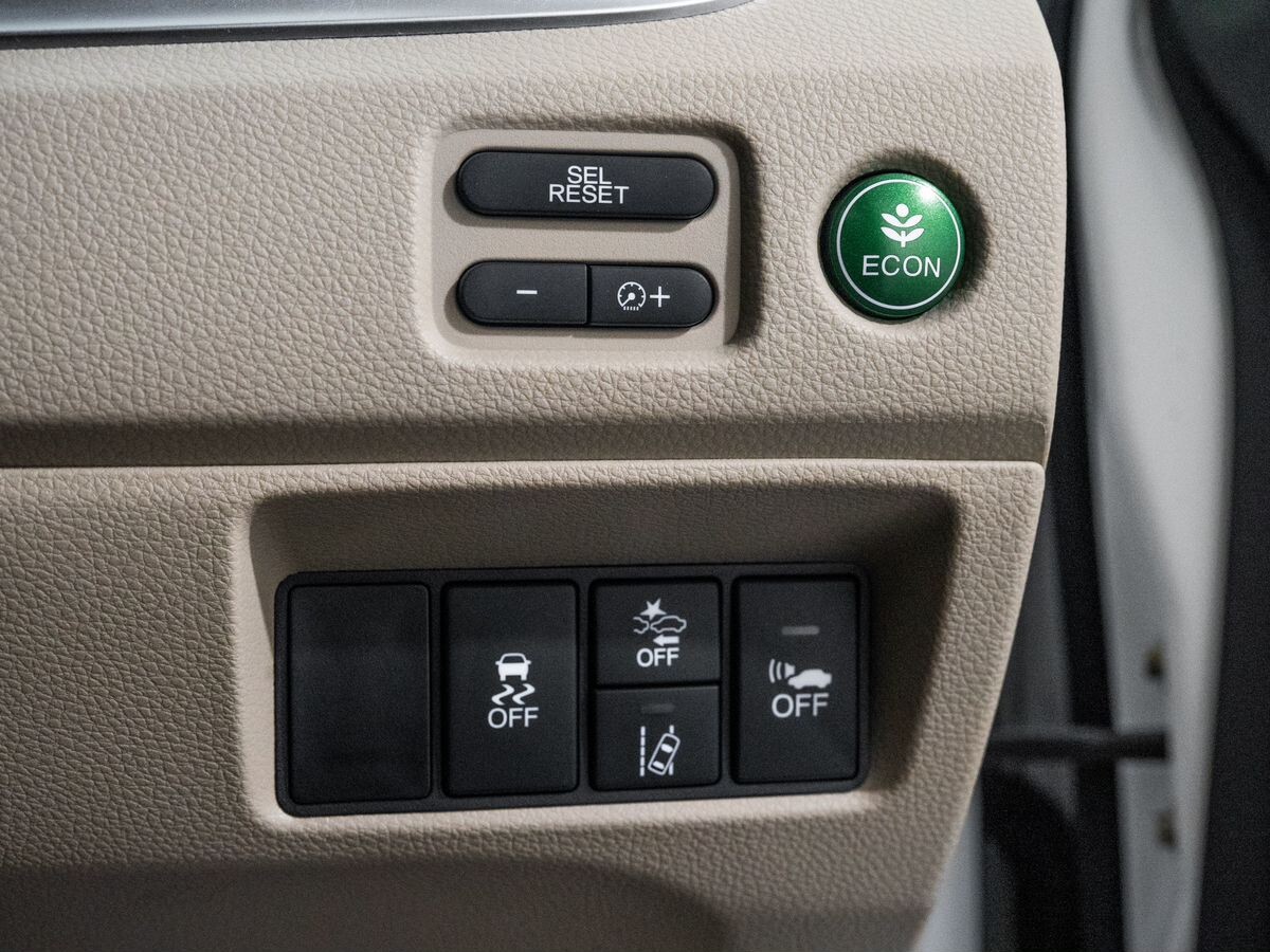 Honda Jade 2015 - фото автомобиля