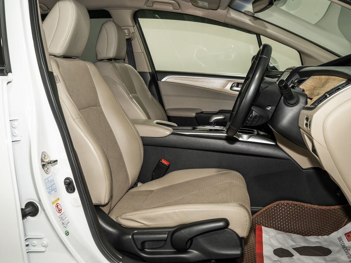 Honda Jade 2015 - фото автомобиля
