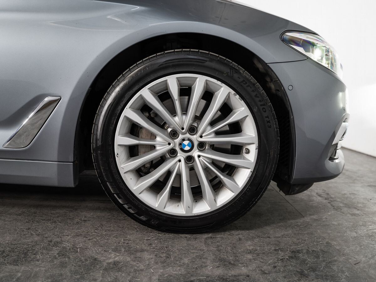 BMW 5-Series 2019 - фото автомобиля
