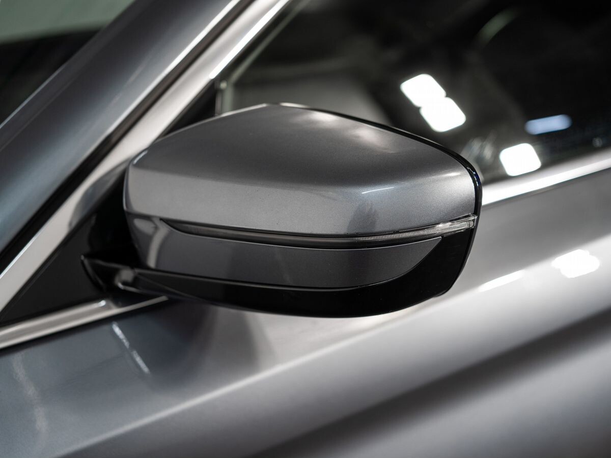 BMW 5-Series 2019 - фото автомобиля