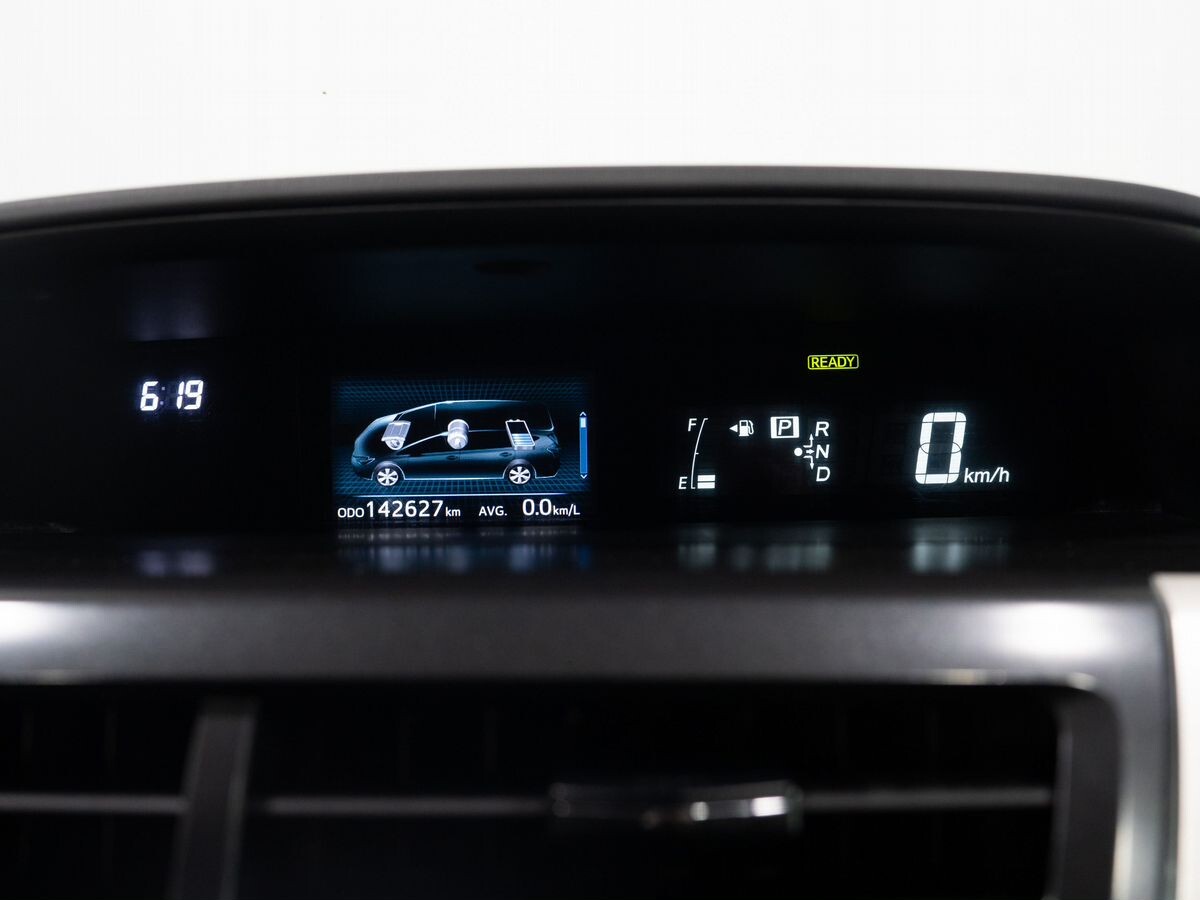 Toyota Prius Alpha 2019 - фото автомобиля