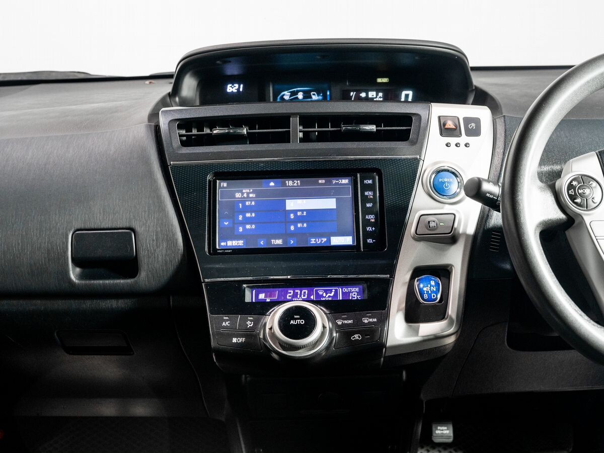 Toyota Prius Alpha 2019 - фото автомобиля