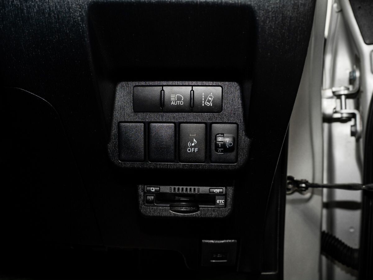 Toyota Prius Alpha 2019 - фото автомобиля
