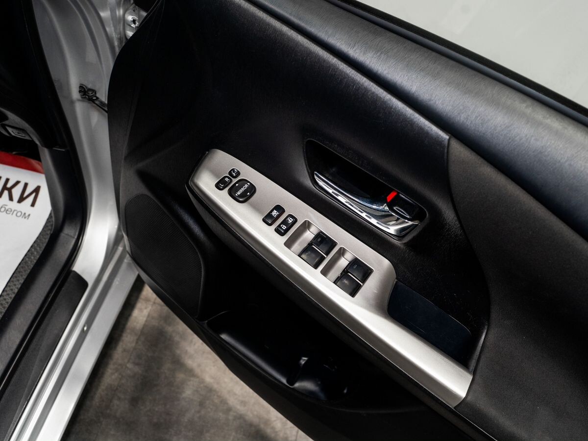 Toyota Prius Alpha 2019 - фото автомобиля