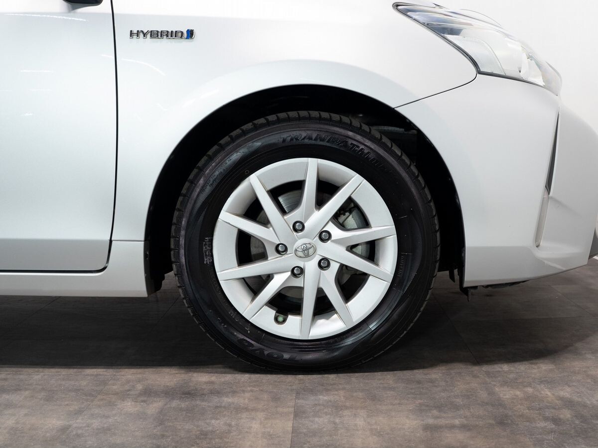 Toyota Prius Alpha 2019 - фото автомобиля
