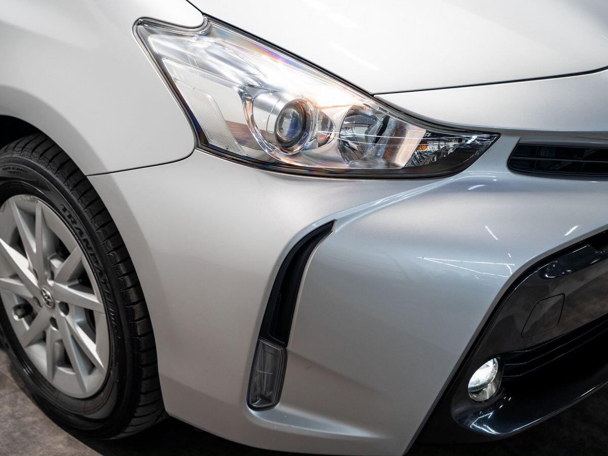 Toyota Prius Alpha 2019 - фото автомобиля
