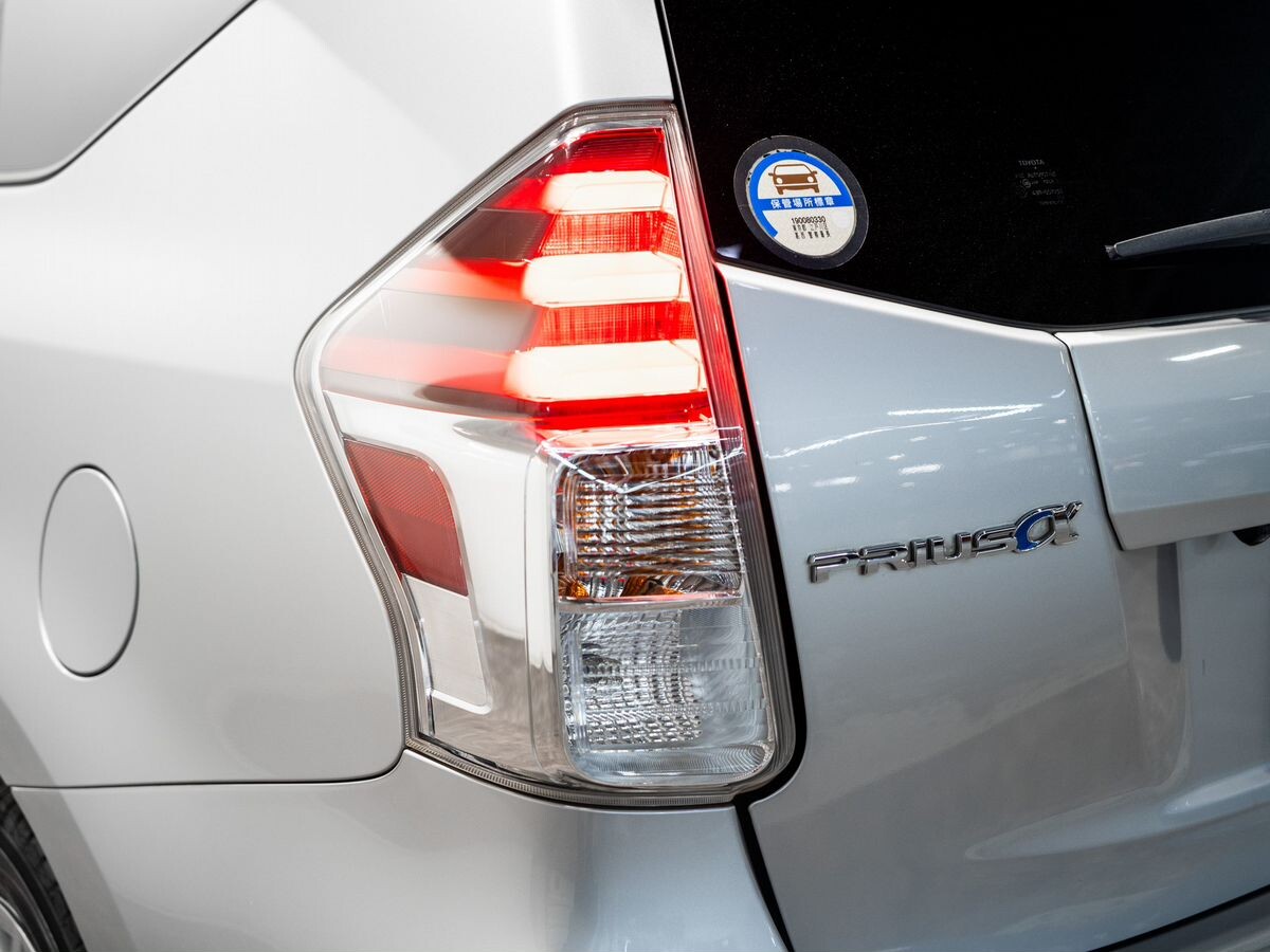 Toyota Prius Alpha 2019 - фото автомобиля