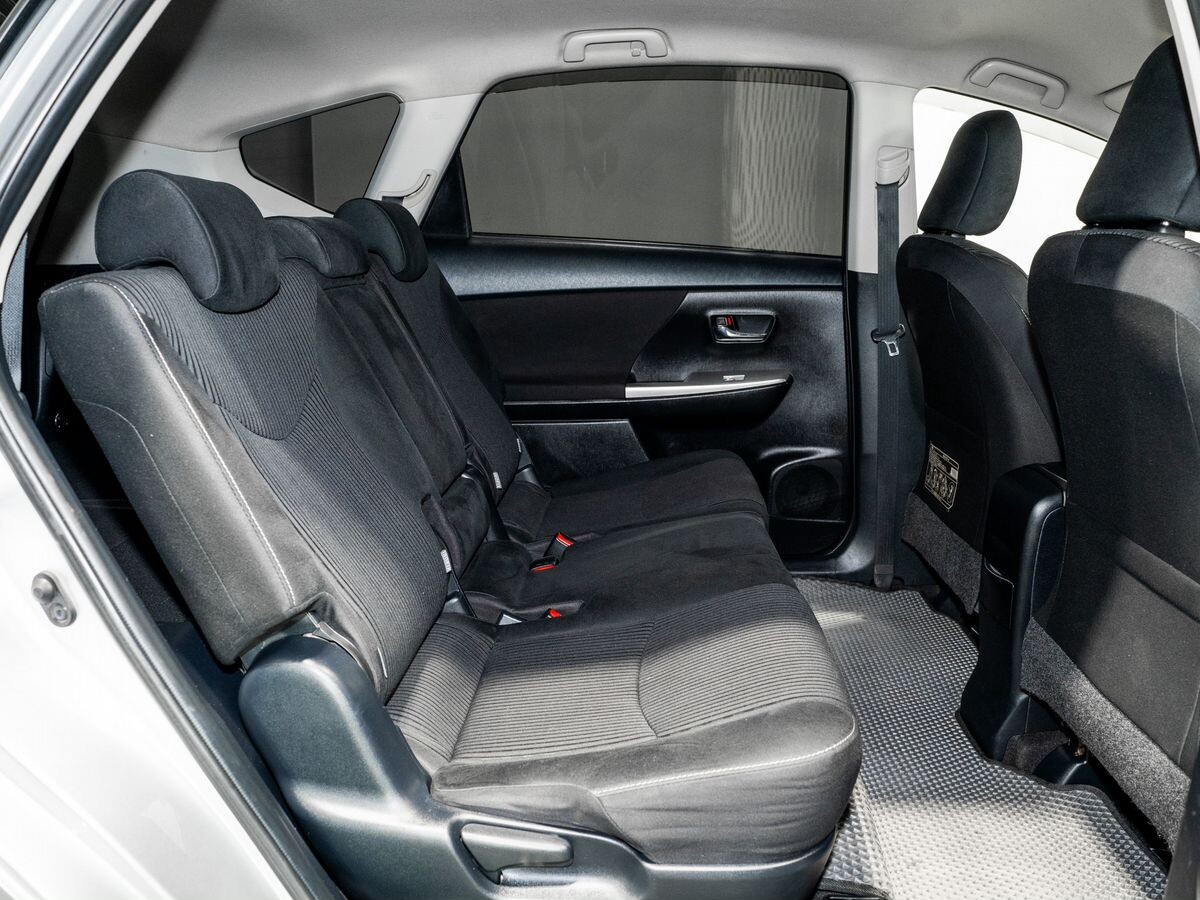 Toyota Prius Alpha 2019 - фото автомобиля