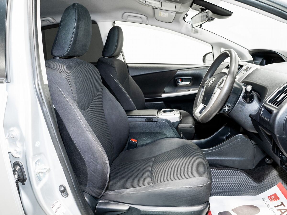 Toyota Prius Alpha 2019 - фото автомобиля