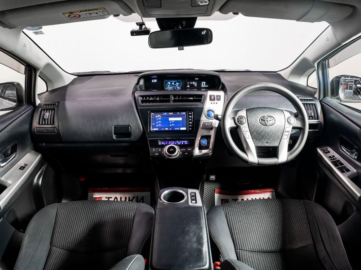 Toyota Prius Alpha 2019 - фото автомобиля