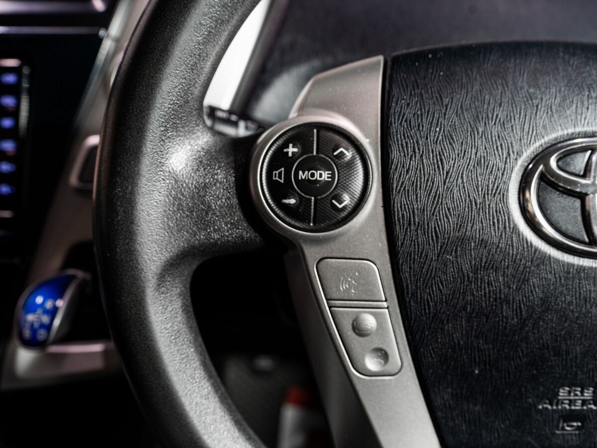 Toyota Prius Alpha 2019 - фото автомобиля