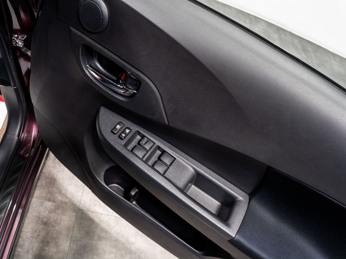 Toyota Ractis 2011 - фото автомобиля