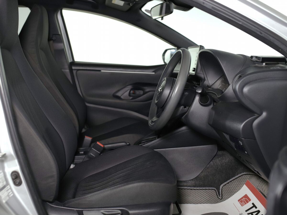 Toyota Yaris 2021 - фото автомобиля