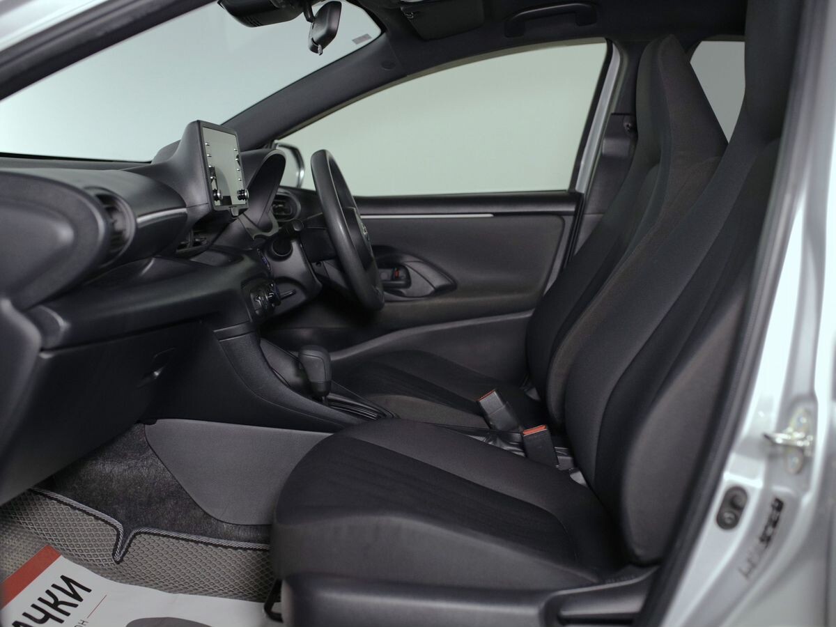 Toyota Yaris 2021 - фото автомобиля