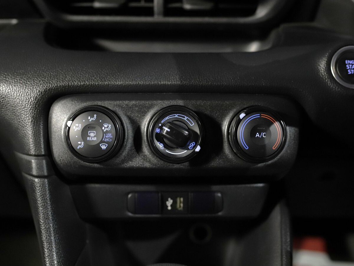 Toyota Yaris 2021 - фото автомобиля