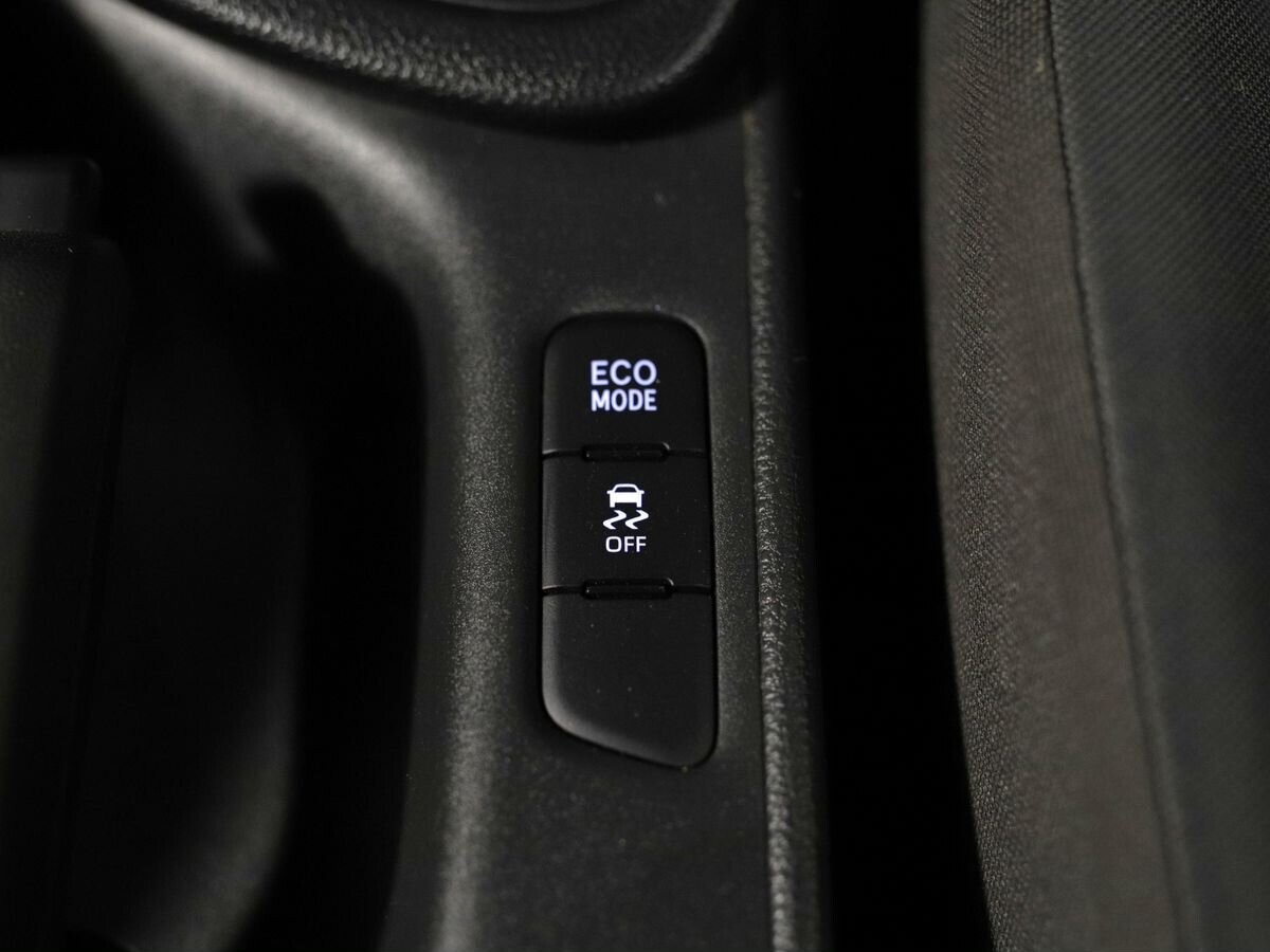 Toyota Yaris 2021 - фото автомобиля
