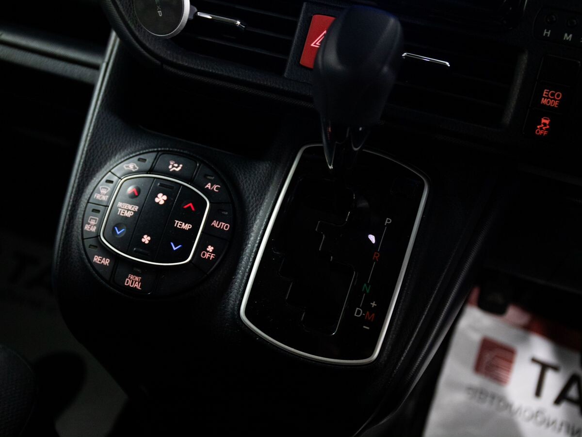 Toyota Noah 2017 - фото автомобиля