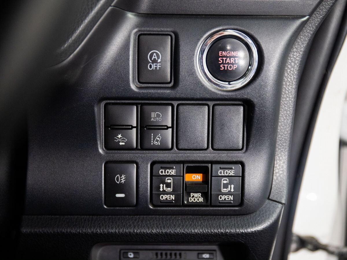 Toyota Noah 2017 - фото автомобиля