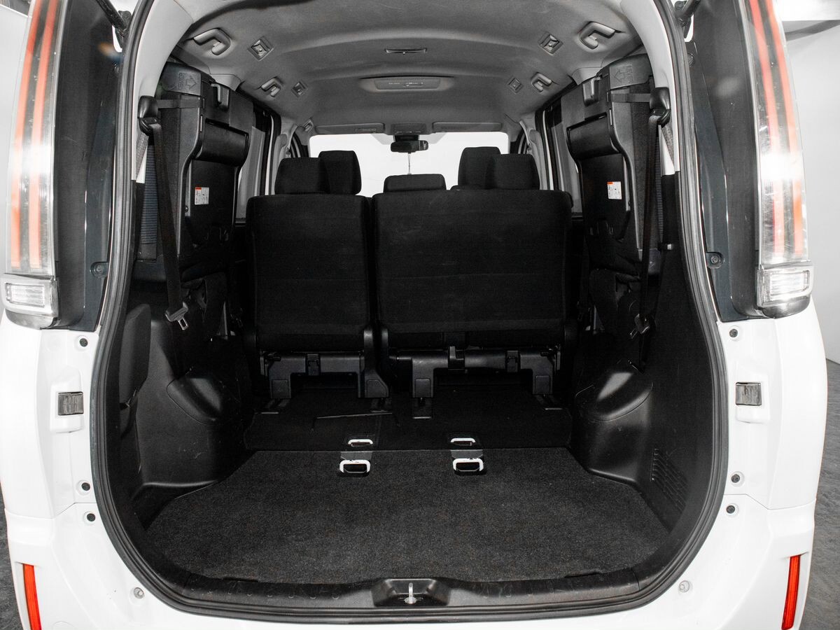 Toyota Noah 2017 - фото автомобиля