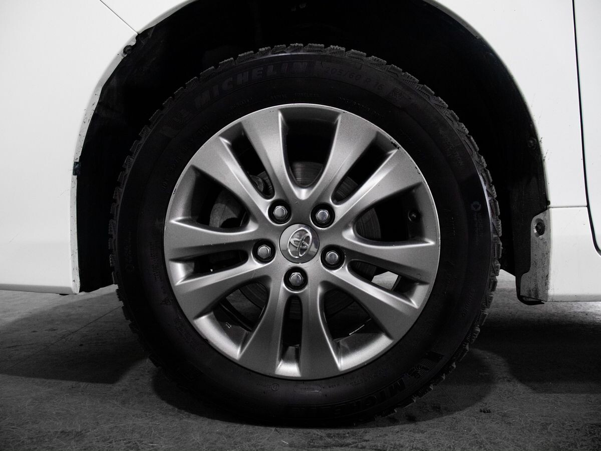 Toyota Noah 2017 - фото автомобиля