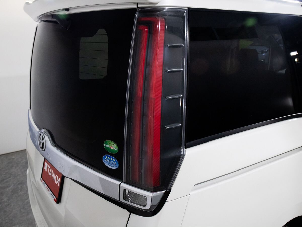 Toyota Noah 2017 - фото автомобиля