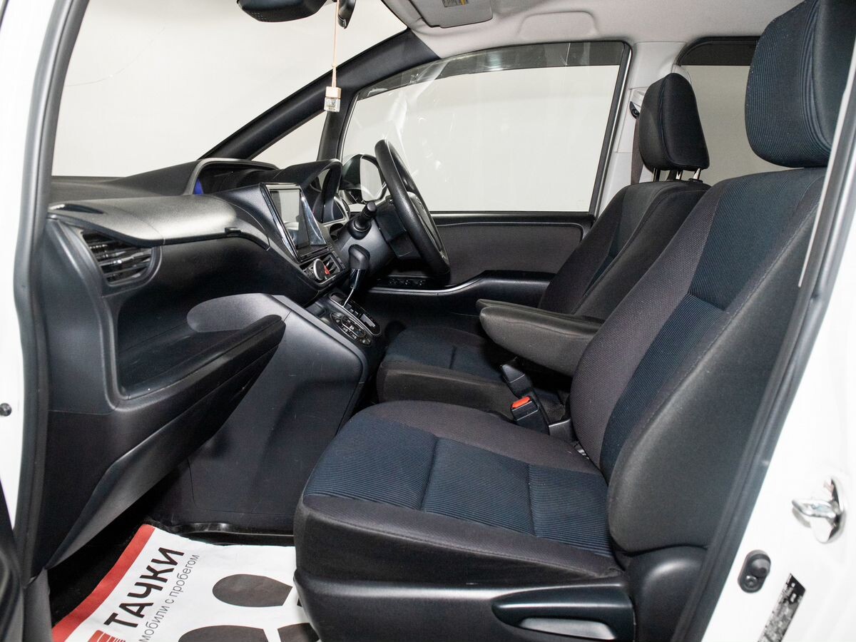 Toyota Noah 2017 - фото автомобиля
