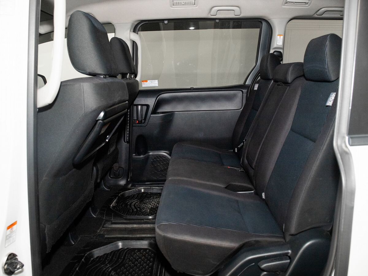 Toyota Noah 2017 - фото автомобиля
