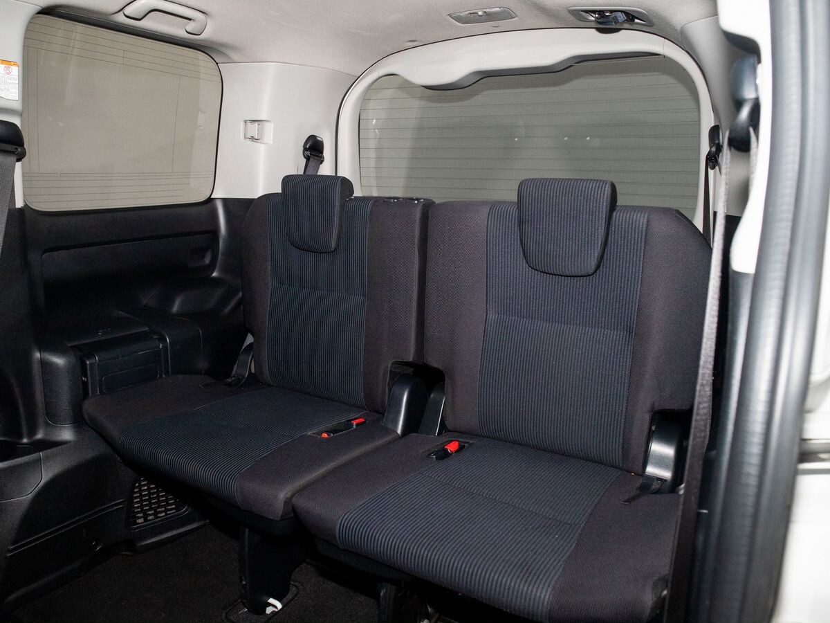 Toyota Noah 2017 - фото автомобиля