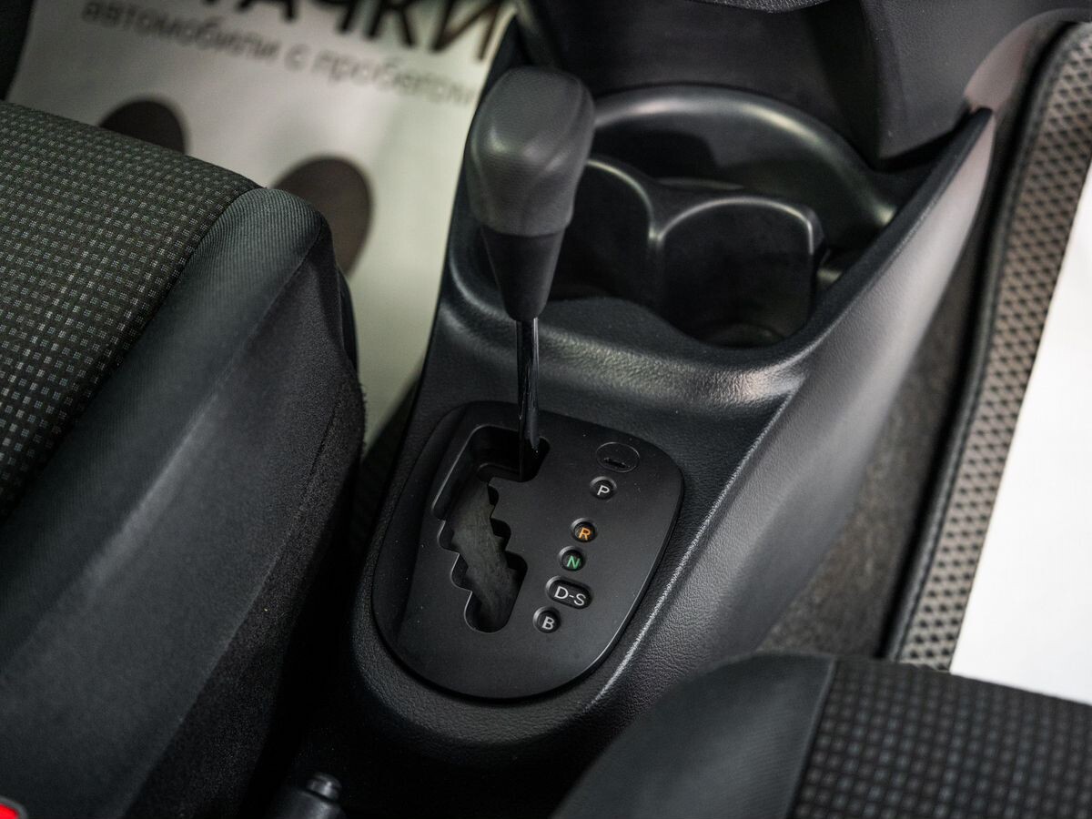 Toyota Vitz 2015 - фото автомобиля