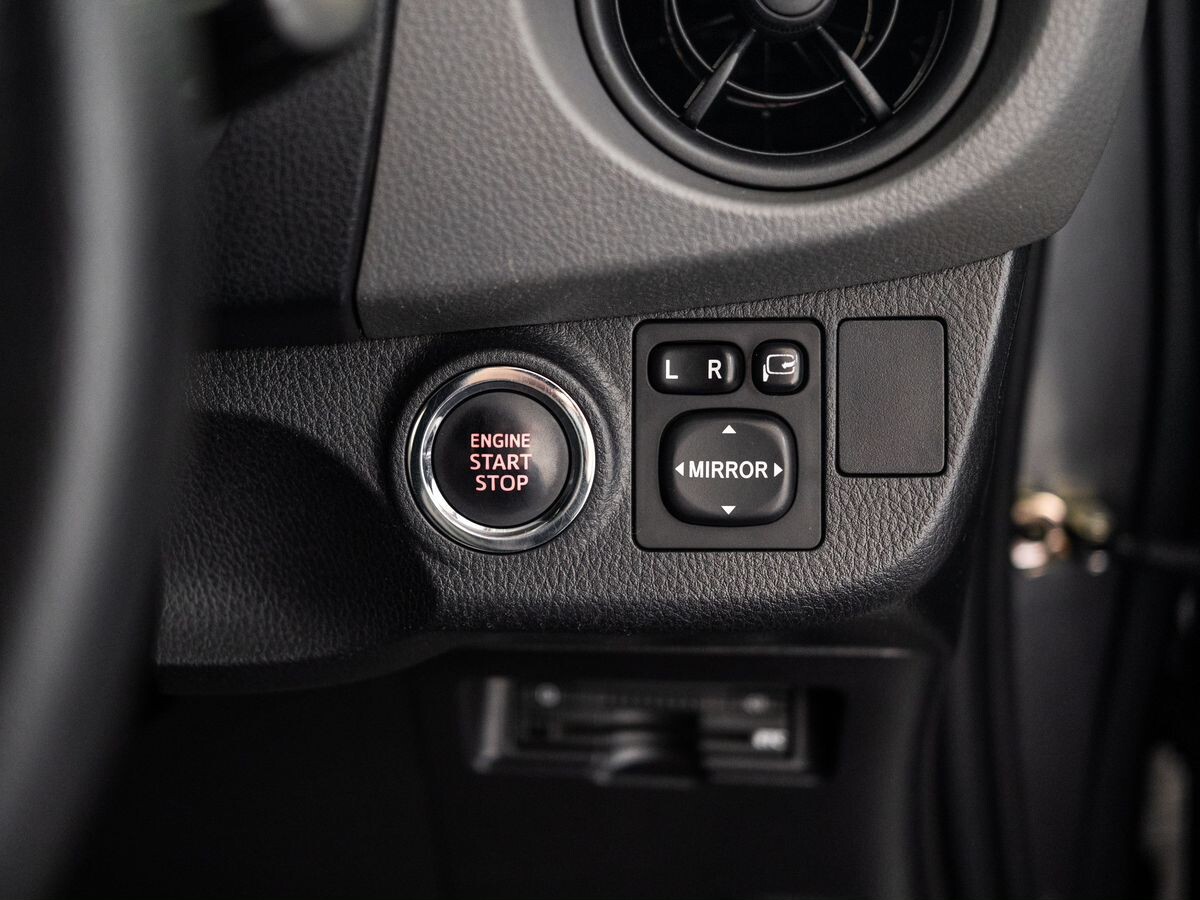 Toyota Vitz 2015 - фото автомобиля