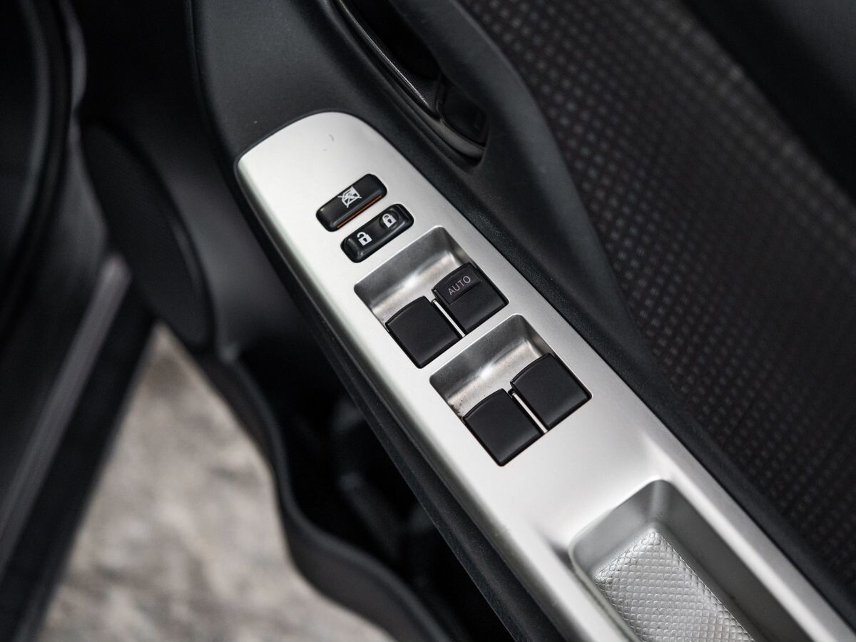 Toyota Vitz 2015 - фото автомобиля