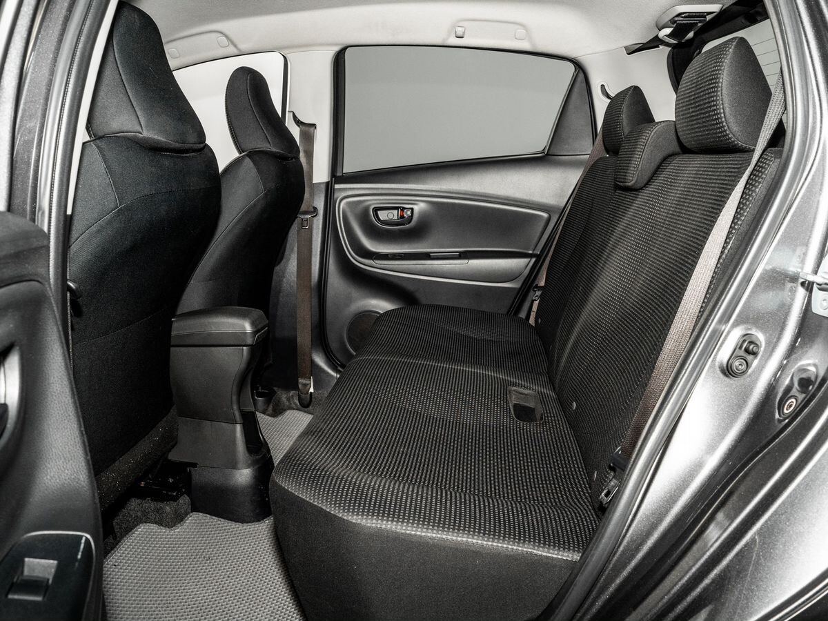 Toyota Vitz 2015 - фото автомобиля