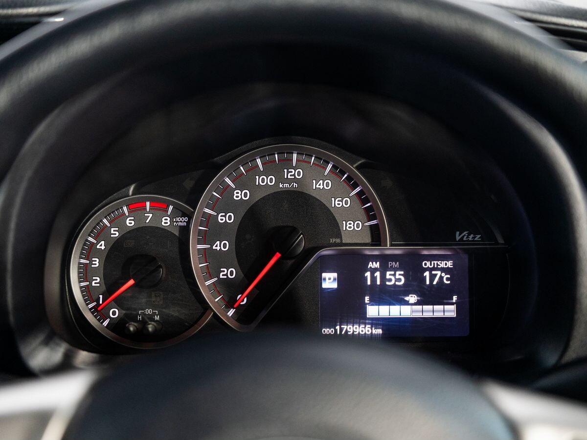 Toyota Vitz 2015 - фото автомобиля