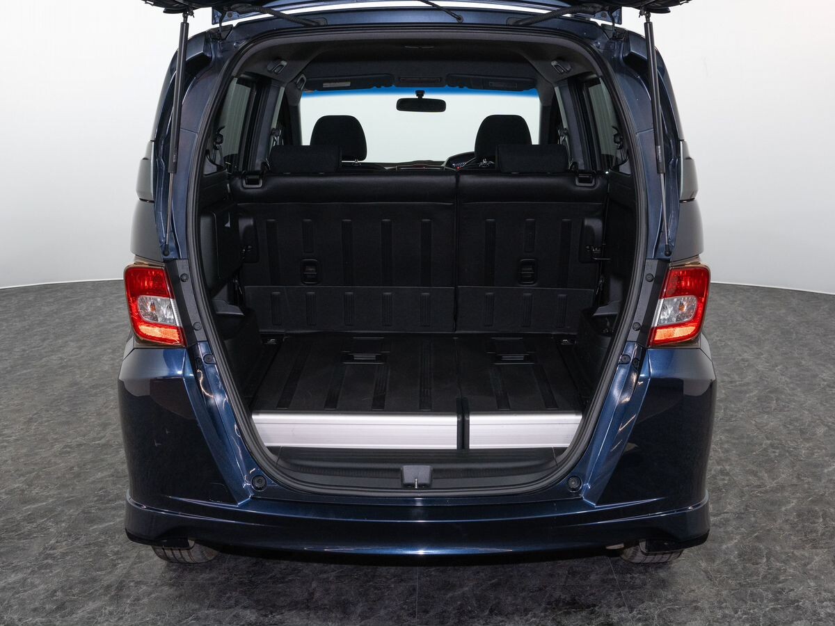 Honda Freed Spike 2011 - фото автомобиля