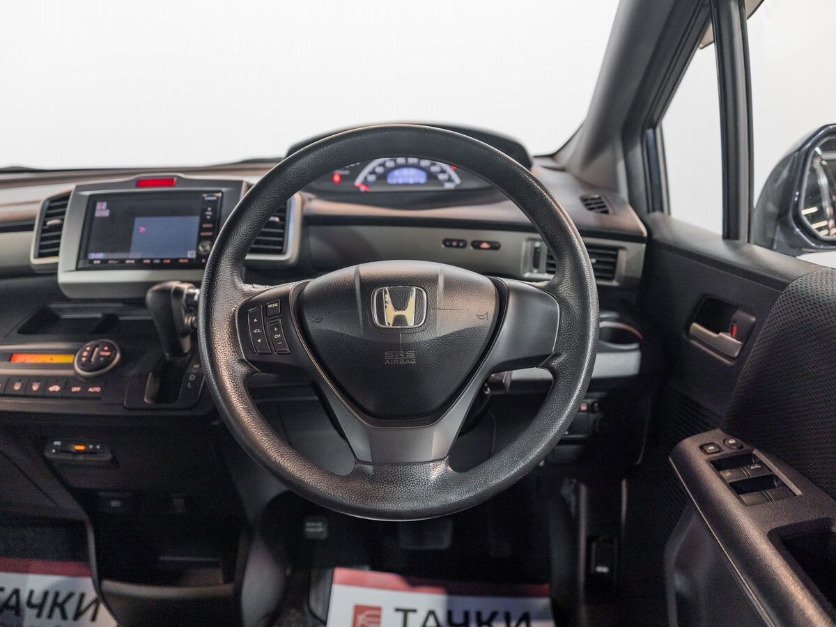 Honda Freed Spike 2011 - фото автомобиля