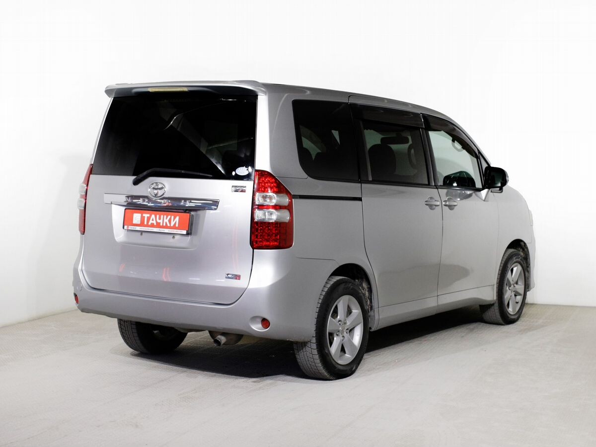 Toyota Noah 2011 - фото автомобиля