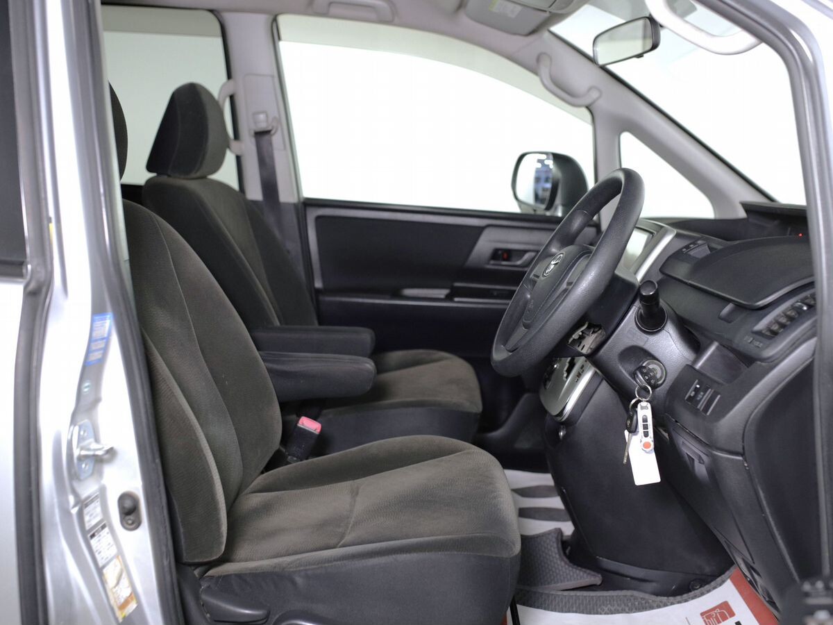 Toyota Noah 2011 - фото автомобиля