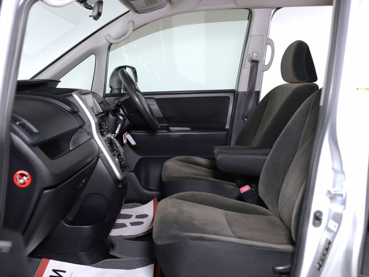 Toyota Noah 2011 - фото автомобиля