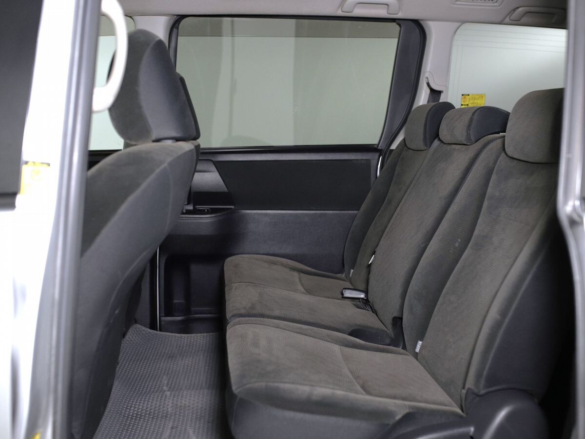 Toyota Noah 2011 - фото автомобиля