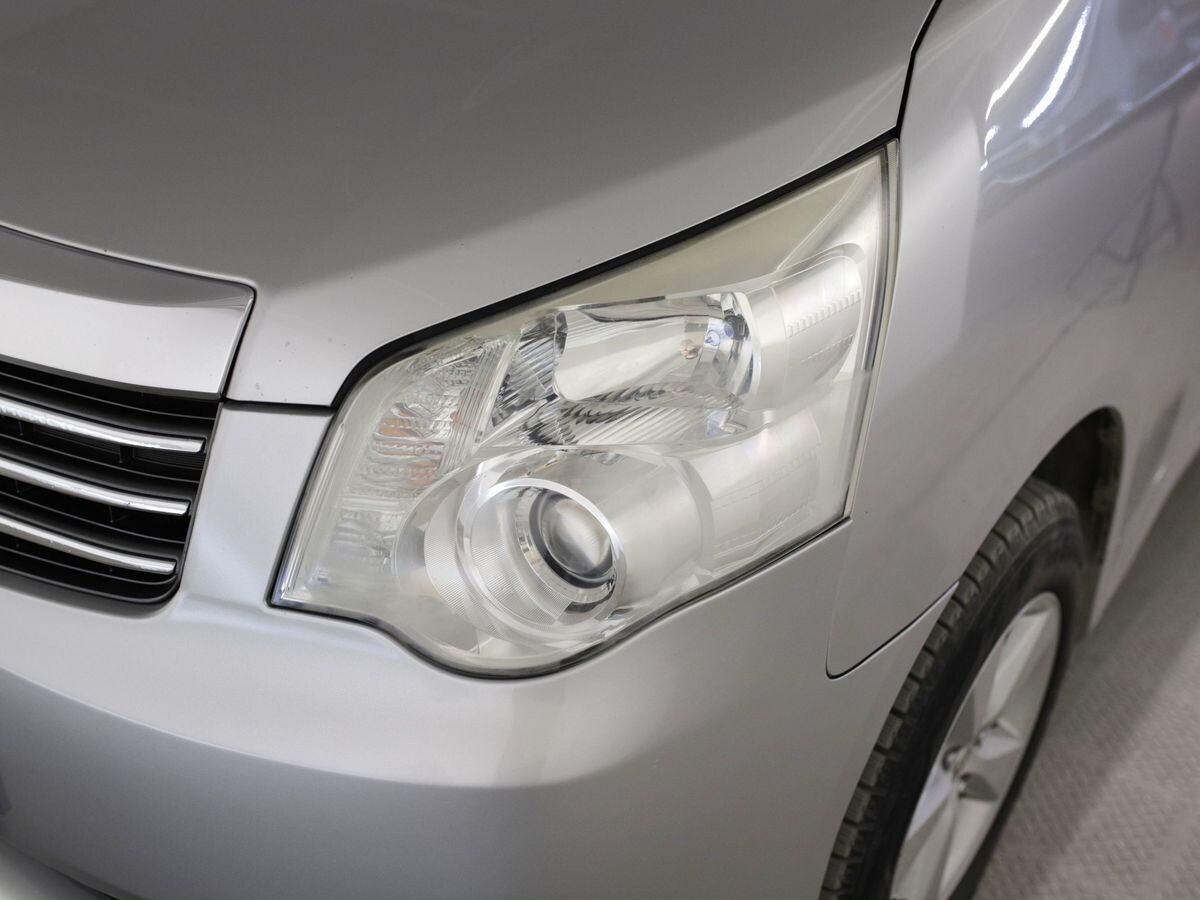 Toyota Noah 2011 - фото автомобиля